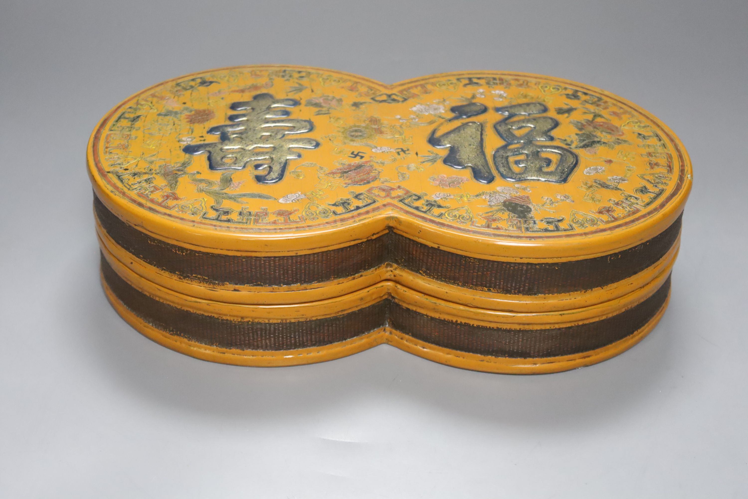 A Chinese lacquer box, probably late Qing, length 30cm